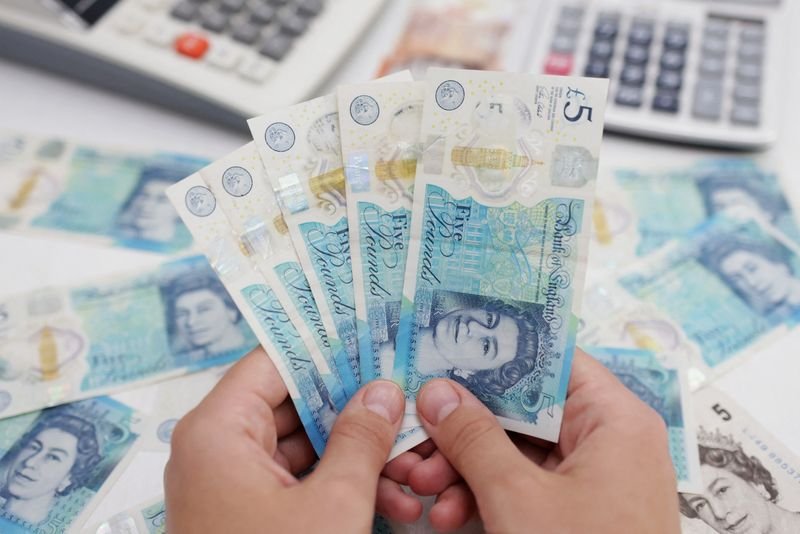 Sterling Tumbles as Unexpected Inflation Hold Sparks Rate Cut Bets
