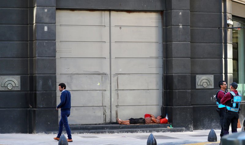 Argentina Peso in Free Fall as IMF Deal Hangs by a Thread