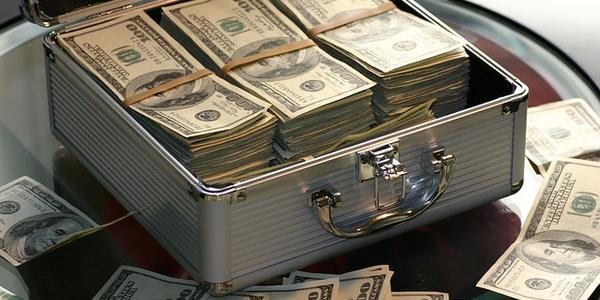 Dollar Retreats as Euro Plummets on Italy’s Defiant Budget